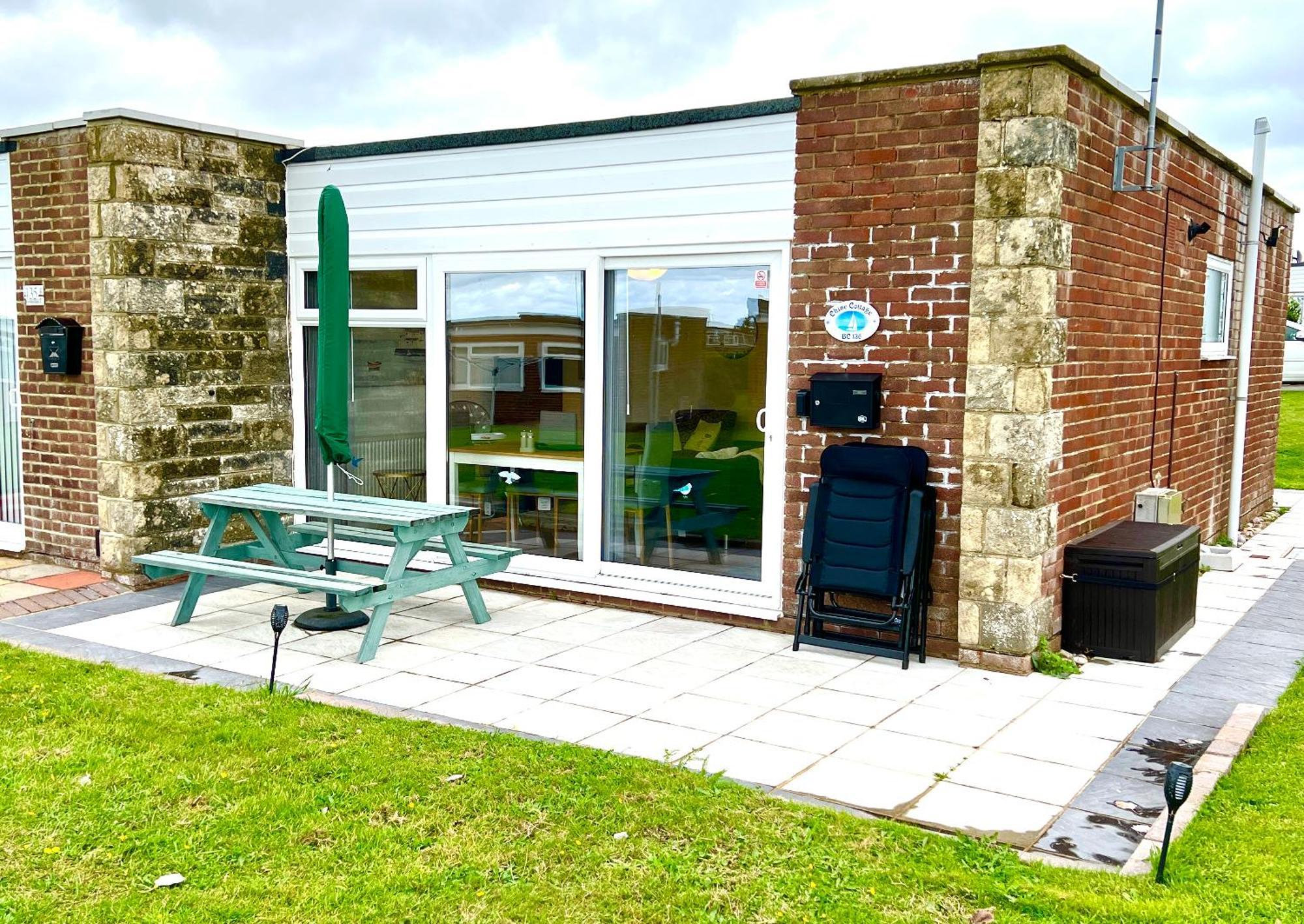 Chine Cottage Self-Catering Coastal Bungalow In Rural West Wight Freshwater Exterior photo